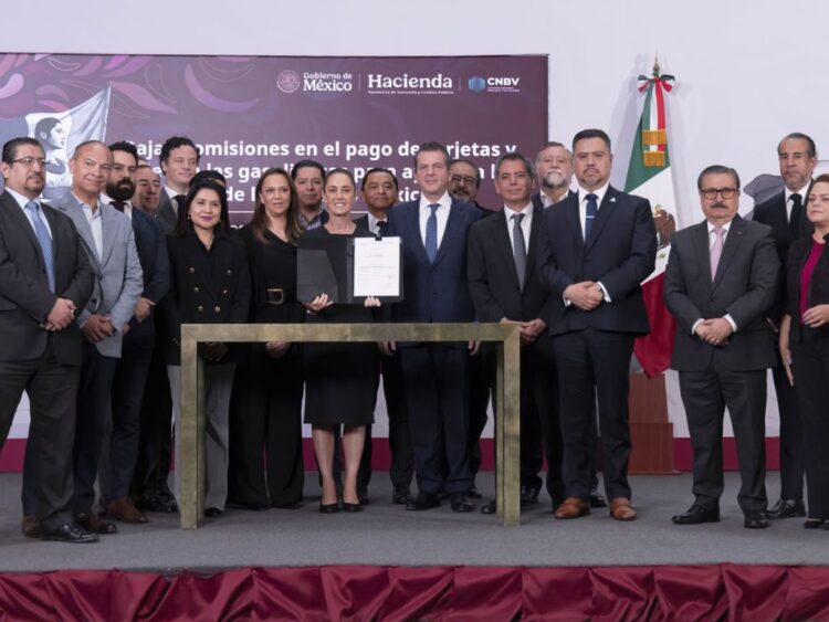 Sheinbaum y representantes de bancos firman convenio para bajar comisiones por pago de gasolina con tarjeta y vales. AMEXI Foto Presidencia