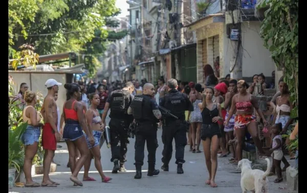 Turistas quedan atrapados en favela tras operativo