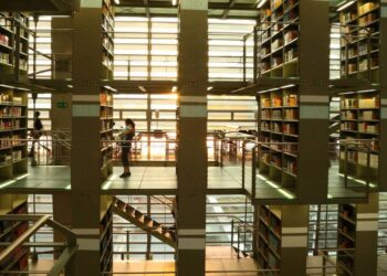Interior de la Biblioteca Vasconcelos con público participando en actividades culturales y talleres durante su programación especial de abril.