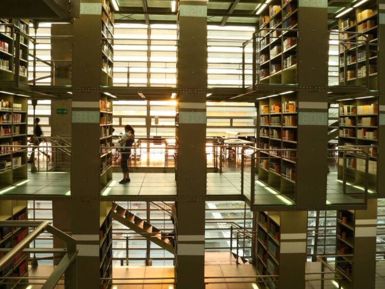 Interior de la Biblioteca Vasconcelos con público participando en actividades culturales y talleres durante su programación especial de abril.