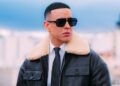 Daddy Yankee en presentación pública, reconocido por su trayectoria en el reguetón y su influencia en la música latina a nivel mundial.
