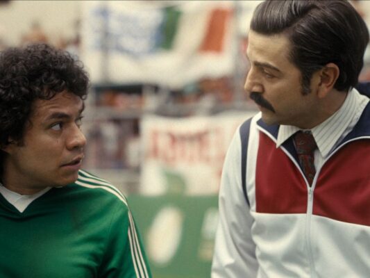 El elenco de México 86, encabezado por Diego Luna, recrea la historia de un burócrata que logra llevar el Mundial de 1986 a México.