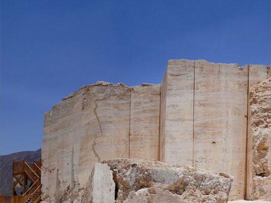 Vista de Cuatrociénegas con dunas de yeso y pozas de agua turquesa en un entorno desértico, ejemplo de turismo sustentable en México.