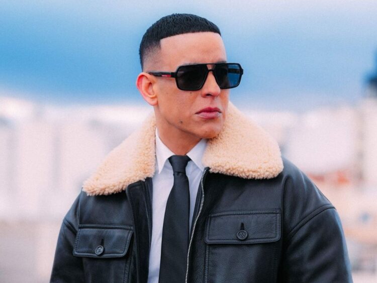 Daddy Yankee en presentación pública, reconocido por su trayectoria en el reguetón y su influencia en la música latina a nivel mundial.