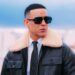 Daddy Yankee en presentación pública, reconocido por su trayectoria en el reguetón y su influencia en la música latina a nivel mundial.