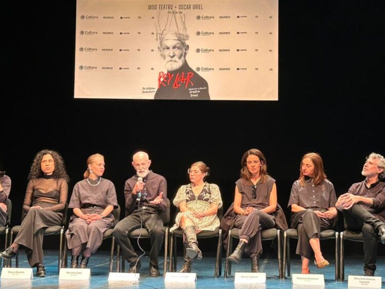 Luis de Tavira durante conferencia de prensa de Rey Lear, obra que protagoniza en el Teatro Helénico junto a un elenco destacado.