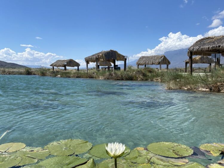 Vista de Cuatrociénegas con dunas de yeso y pozas de agua turquesa en un entorno desértico, ejemplo de turismo sustentable en México.