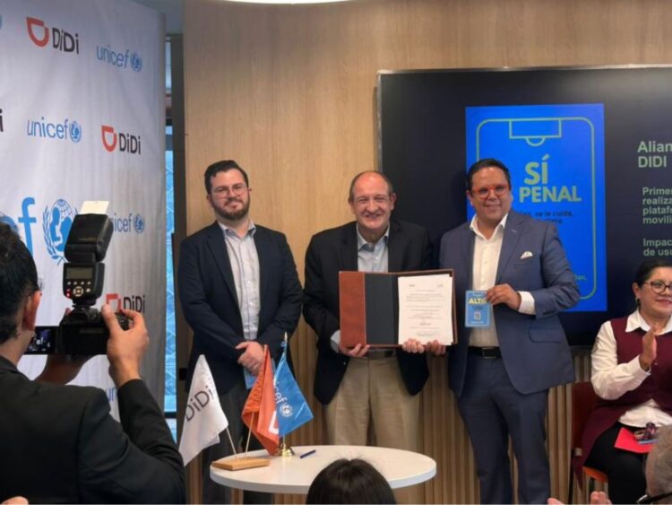 Representantes de DiDi y UNICEF México durante la firma de la alianza para implementar la iniciativa “Tarjeta Azul” enfocada en la protección infantil.