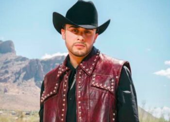 Oscar Ortiz interpreta “Escondidas”, canción que lo posiciona en los primeros lugares de los charts de Billboard.