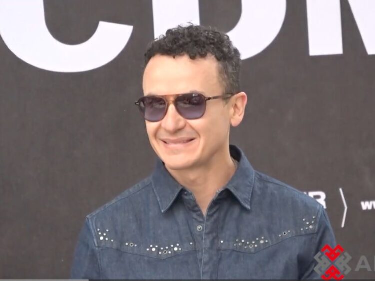 Fonseca recibe placa por su primer lleno total en el Auditorio Nacional durante un emotivo encuentro con medios en Ciudad de México.