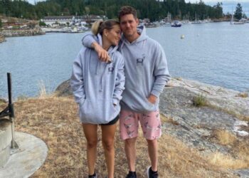 Michael Bublé y Luisana Lopilato sonríen juntos durante una celebración, reflejando su relación tras 15 años de matrimonio.