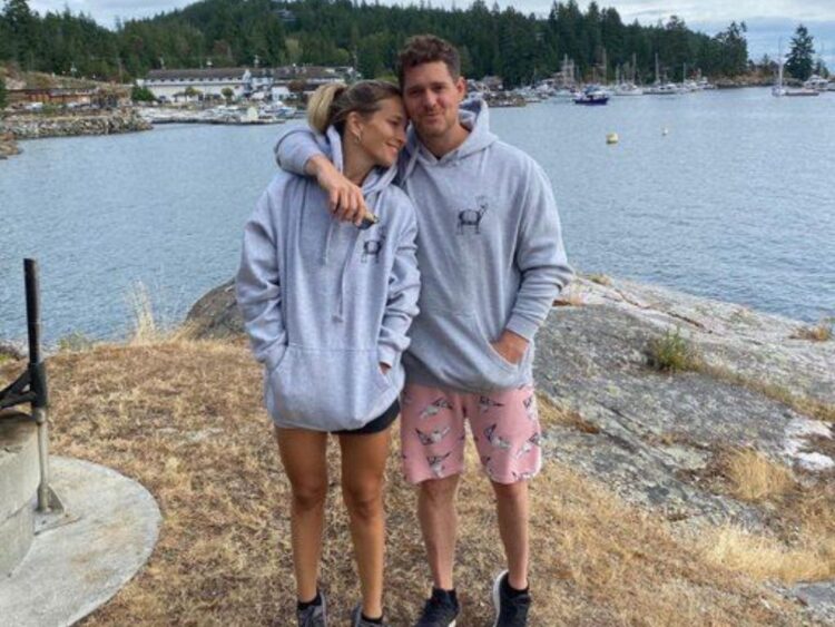 Michael Bublé y Luisana Lopilato sonríen juntos durante una celebración, reflejando su relación tras 15 años de matrimonio.