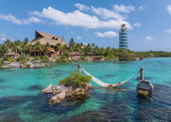 Personas disfrutan actividades en la Riviera Maya como tirolesas, ríos y recorridos en parques temáticos rodeados de selva.
