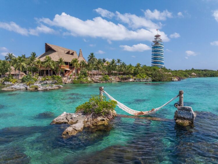 Personas disfrutan actividades en la Riviera Maya como tirolesas, ríos y recorridos en parques temáticos rodeados de selva.