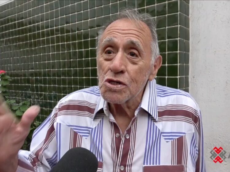 Alejandro Suárez sonríe durante entrevista mientras habla sobre su relación con el público y los fans.