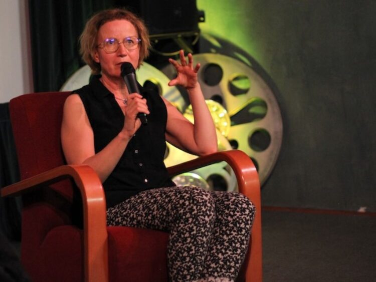 Krista Burāne durante la presentación de su película en Ecozine Film Festival, donde aborda la relación entre aves y seres humanos.