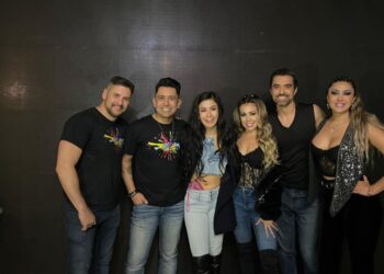 Integrantes de NEO5 durante su presentación en Foro Red Access ante un público lleno que disfruta música retro en vivo.