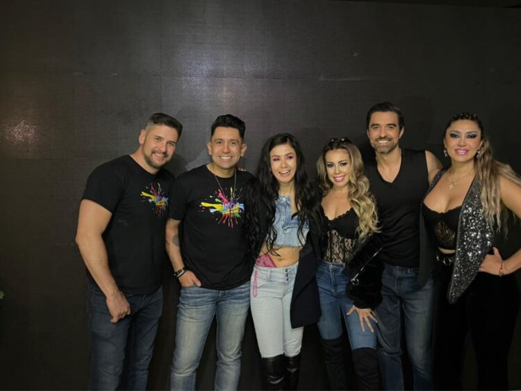 Integrantes de NEO5 durante su presentación en Foro Red Access ante un público lleno que disfruta música retro en vivo.