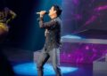 Chayanne durante su concierto en el Auditorio Nacional, vestido de negro, mientras interpreta sus éxitos ante un público eufórico.