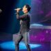 Chayanne durante su concierto en el Auditorio Nacional, vestido de negro, mientras interpreta sus éxitos ante un público eufórico.