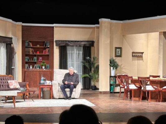 Juan Ferrara actúa en la obra No te vayas sin decir adiós durante su última temporada en el teatro.