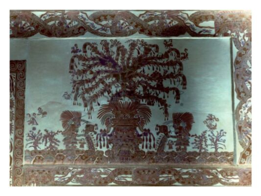 Visitantes recorren zona arqueológica y paisajes naturales durante actividad cultural organizada por el INAH en México.