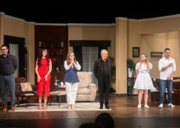 Juan Ferrara actúa en la obra No te vayas sin decir adiós durante su última temporada en el teatro.