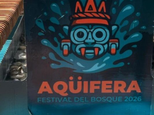 Personas participan en actividades y talleres del Festival AQÜIFERA en el Bosque de Chapultepec durante Semana Santa.