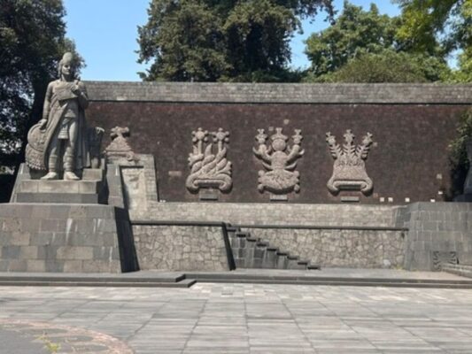 Personas participan en actividades y talleres del Festival AQÜIFERA en el Bosque de Chapultepec durante Semana Santa.