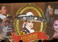 Aida Cuevas posa con su reconocimiento tras ser inducida al Salón de la Fama del Mariachi, destacando su trayectoria en la música ranchera.