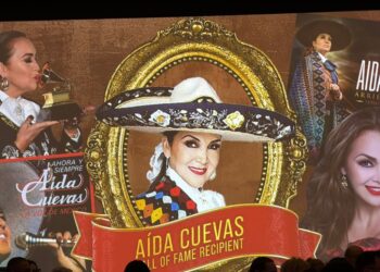 Aida Cuevas posa con su reconocimiento tras ser inducida al Salón de la Fama del Mariachi, destacando su trayectoria en la música ranchera.