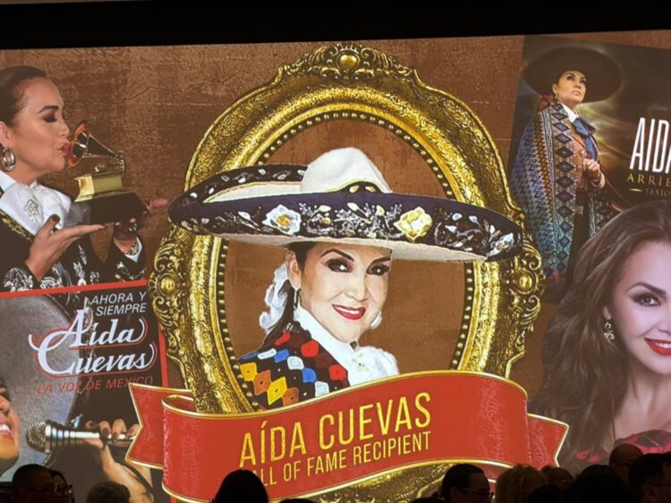 Aida Cuevas posa con su reconocimiento tras ser inducida al Salón de la Fama del Mariachi, destacando su trayectoria en la música ranchera.