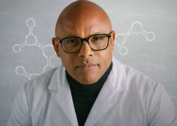 La hipoclorhidria puede manifestarse con síntomas como inflamación abdominal, caída de cabello y malestar digestivo.