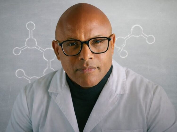 La hipoclorhidria puede manifestarse con síntomas como inflamación abdominal, caída de cabello y malestar digestivo.