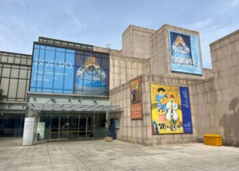 Exposición de obras de Fernando Botero en el Hangaram Design Museum de Seúl, con pinturas y esculturas que muestran su característico estilo de volúmenes