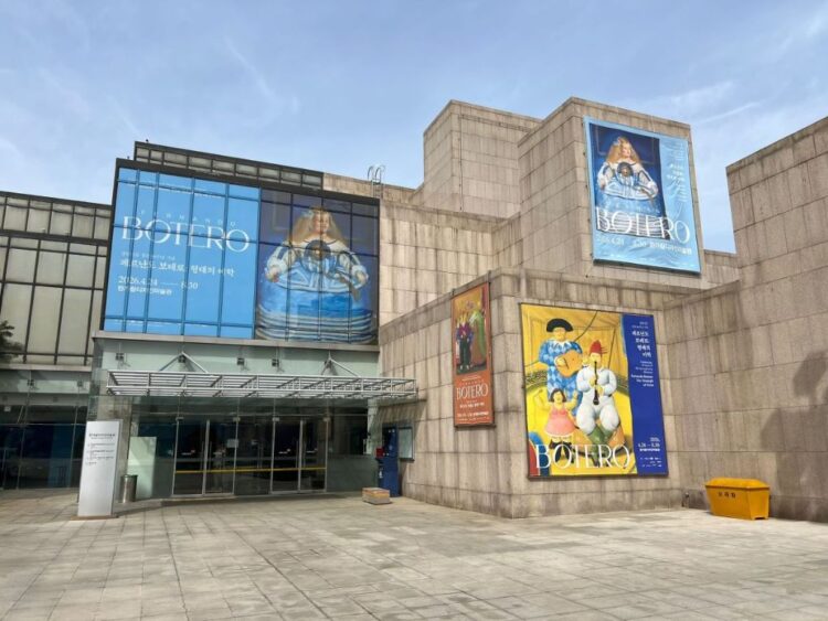 Exposición de obras de Fernando Botero en el Hangaram Design Museum de Seúl, con pinturas y esculturas que muestran su característico estilo de volúmenes