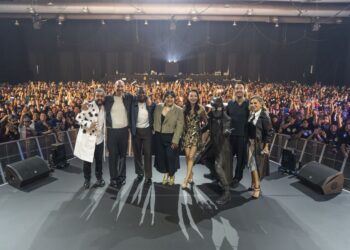Actores y creativos de Spider-Noir en escenario durante la presentación de la serie en CCXP México 2026.