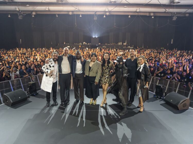 Actores y creativos de Spider-Noir en escenario durante la presentación de la serie en CCXP México 2026.
