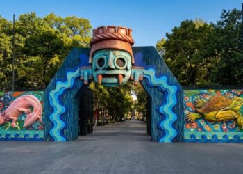 Personas participan en actividades y talleres del Festival AQÜIFERA en el Bosque de Chapultepec durante Semana Santa.