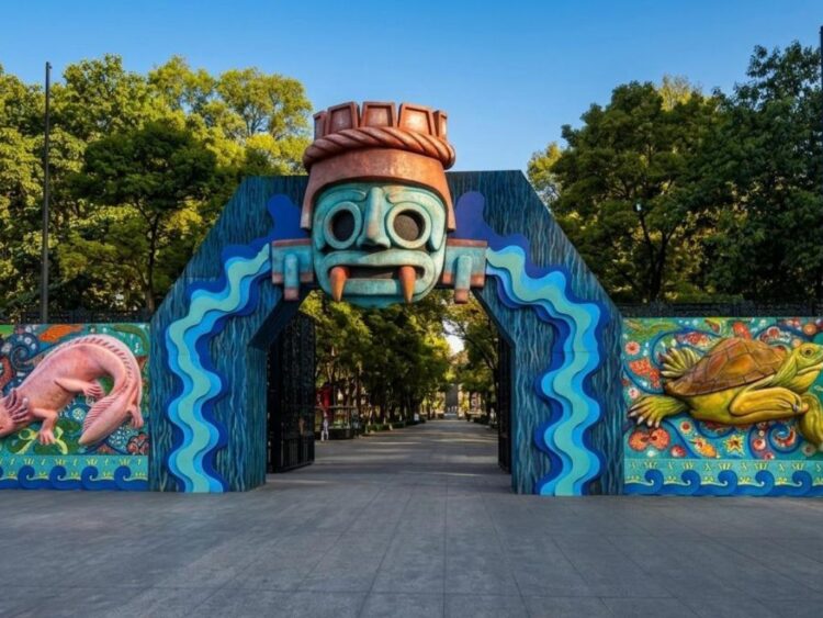 Personas participan en actividades y talleres del Festival AQÜIFERA en el Bosque de Chapultepec durante Semana Santa.