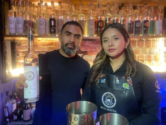 Maestro mezcalero elabora mezcal de forma artesanal en Oaxaca, utilizando métodos tradicionales con agave.
