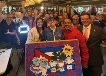 Presentación de Cuba Nostalgia 2026 en el restaurante Versailles de Miami, con músicos en vivo y organizadores anunciando el cartel del evento.