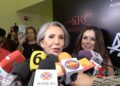 Florinda Meza sonríe durante ceremonia donde recibe el título de “Dama de la Televisión del Siglo”.
