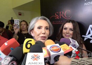 Florinda Meza sonríe durante ceremonia donde recibe el título de “Dama de la Televisión del Siglo”.