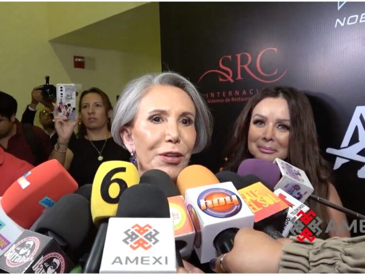 Florinda Meza sonríe durante ceremonia donde recibe el título de “Dama de la Televisión del Siglo”.