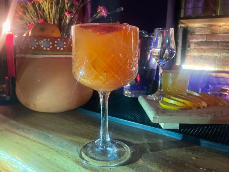 Maestro mezcalero elabora mezcal de forma artesanal en Oaxaca, utilizando métodos tradicionales con agave.