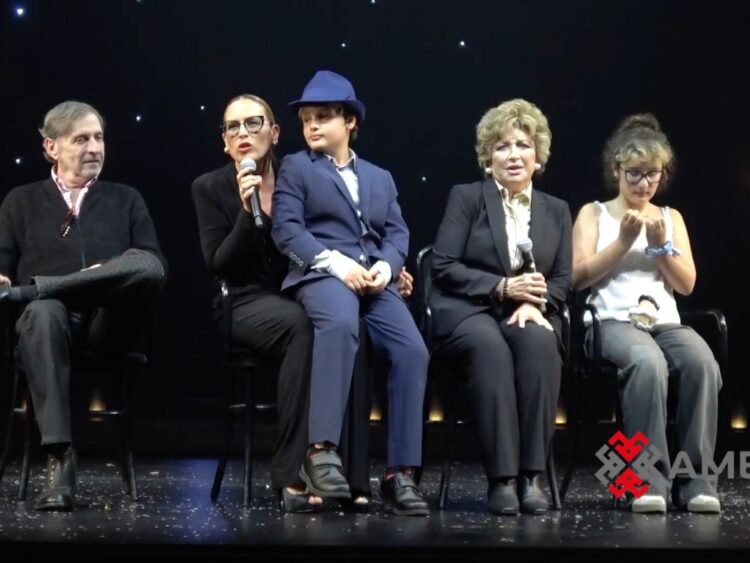 Angélica Vale sonríe durante conferencia de prensa mientras habla del éxito de “El fantasma de la ópera” y su vida personal.