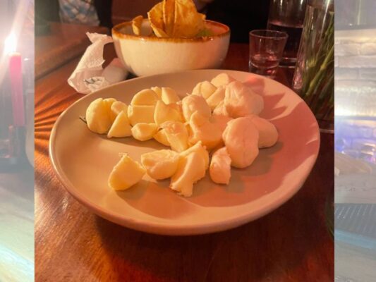 Maestro mezcalero elabora mezcal de forma artesanal en Oaxaca, utilizando métodos tradicionales con agave.