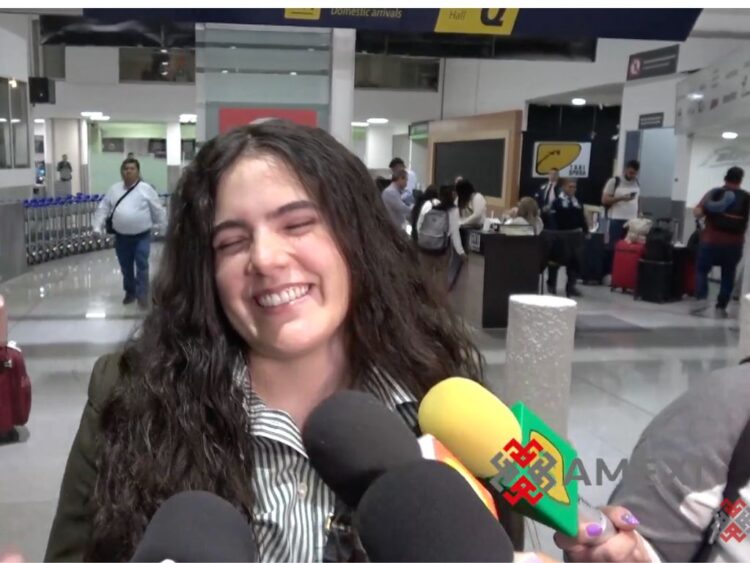 Camila Fernández durante entrevista con medios, sonriente, mientras comparte detalles de su carrera y la conexión musical de su familia.