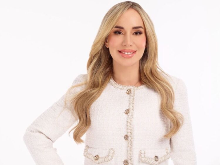 Joven conduce un auto con varios adolescentes como pasajeros, representando el uso del carpool en familias hispanas en Estados Unidos.